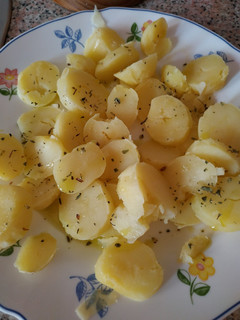 Una foto de Patatas de microondas con aceite y orégano