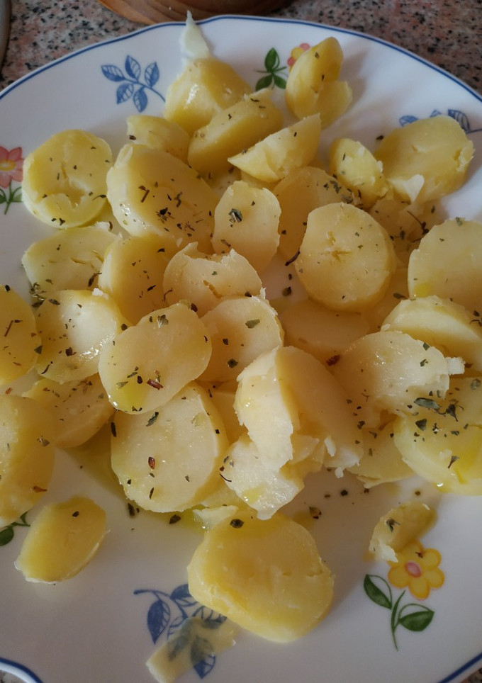 Una foto de Patatas de microondas con aceite y orégano