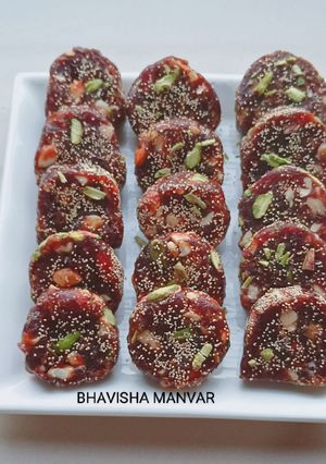 A picture of Dates dry fruits rolls.