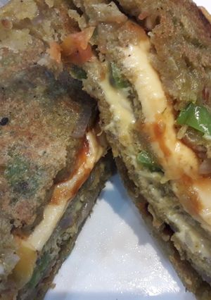 A picture of Hariyali cheese uttapam sandwich.