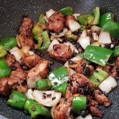 Chinese Black Beans spareribs with green bell pepper onion 豉椒炒排骨 A picture of Chinese Black Beans spareribs with green bell pepper onion 豉椒炒排骨.