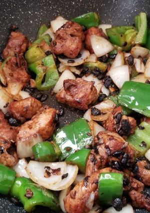 A picture of Chinese Black Beans spareribs with green bell pepper onion 豉椒炒排骨.