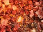 Una foto de alubias con morcilla y panceta