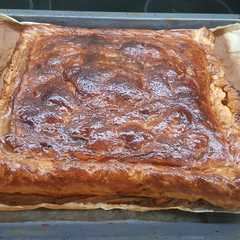Una foto de Pastel de hojaldre,carne picada de pollo