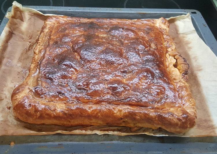 Pastel de hojaldre,carne picada de pollo