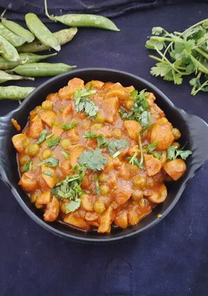 A picture of Mushroom matar ki subji.