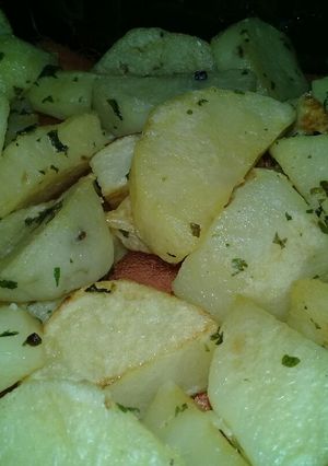 Una foto de Papas al horno muy sencillo y rico con ensalada