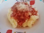 Una foto de polenta con tuco