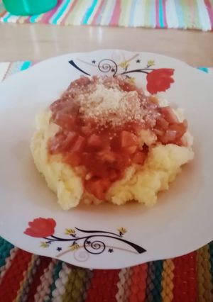 Una foto de Polenta cremosa y suave con tuco