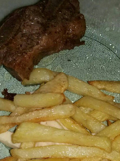 Una foto de Asado a la cacerola con papas fritas