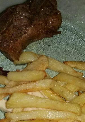 Una foto de Asado a la cacerola con papas fritas