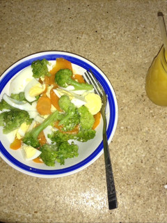 Una foto de Ensalada de huevos con vegetales hervidos