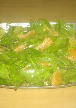 Una foto de Ensalada de rúcula y mandarina