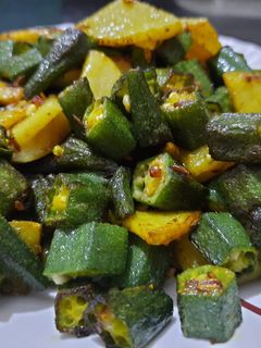 भिंडी आलू भुजिया (bhindi aloo bhujiya recipe in Hindi) रेसिपी मुख्य फोटो