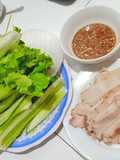 Bánh tráng cuốn thịt lợn chấm mắm nêm