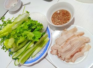 Hình của món Bánh tráng cuốn thịt lợn chấm mắm nêm.