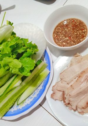 Hình của món Bánh tráng cuốn thịt lợn chấm mắm nêm.