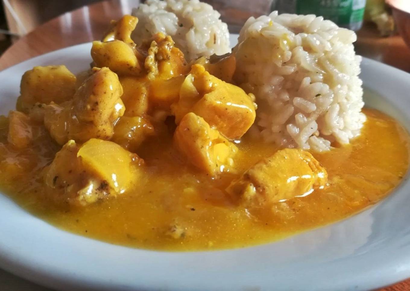 Pollo a la naranja con guarnición de arroz pilaf