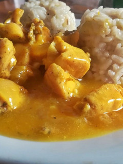 Una foto de Pollo a la naranja con guarnición de arroz pilaf