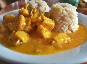 Foto principal de Pollo a la naranja con guarnición de arroz pilaf
