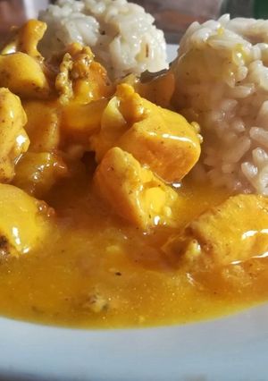 Foto principal de Pollo a la naranja con guarnición de arroz pilaf