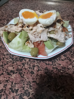 Una foto de Ensalada de salmón y huevo