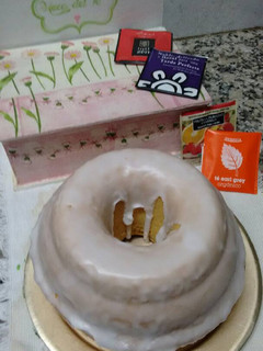 Una foto de Torta de limón humeda