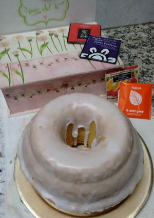 Una foto de Torta de limón humeda