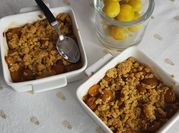 Une photo de crumble prune