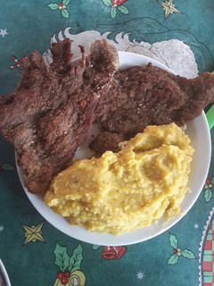 Una foto de Milanesas con puré