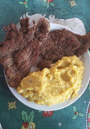 Una foto de Milanesas con puré