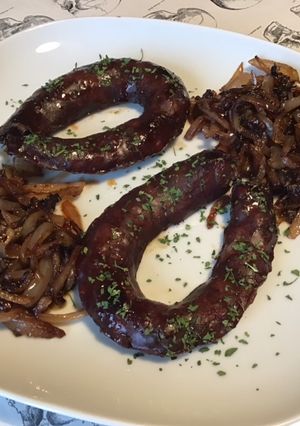 Une photo de Chorizo noir au vin rouge et oignons caramélisés