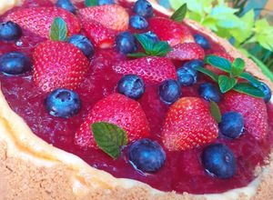 Una foto de Cheesecake o pastel de queso con una compota de fresa 🍓