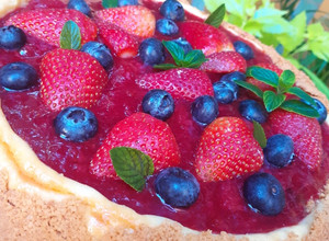 Una foto de Cheesecake o pastel de queso con una compota de fresa 🍓