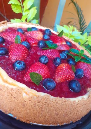 Una foto de Cheesecake o pastel de queso con una compota de fresa 🍓