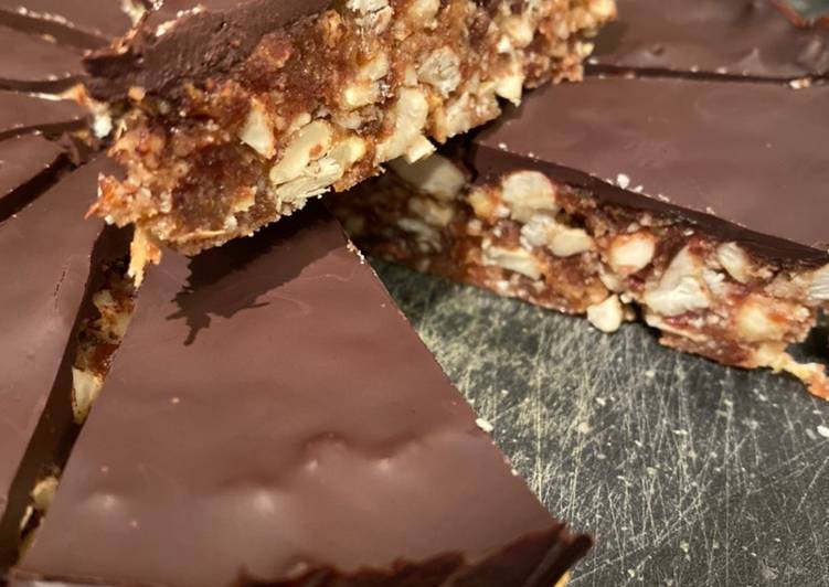 Non bake date, cashew and almond protein packed bars
