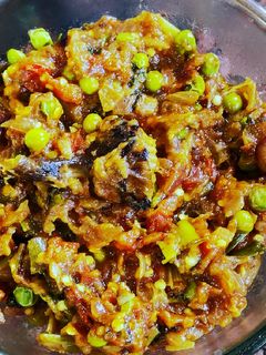 मटर बैंगन भरता (matar baingan bharta recipe in Hindi) रेसिपी मुख्य फोटो