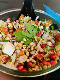 હેલ્ધી પ્રોટીન સલાડ (Healthy Protein Salad Recipe In Gujarati) રેસીપી મુખ્ય ફોટો