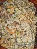 Pasta a la crema con camarones y champiñones