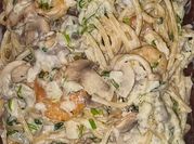 Una foto de pasta camarón crema