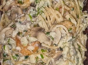 Una foto de Pasta a la crema con camarones y champiñones