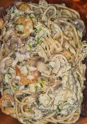 Una foto de Pasta a la crema con camarones y champiñones