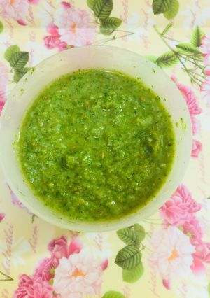 A picture of Green garlic coriander chutney.