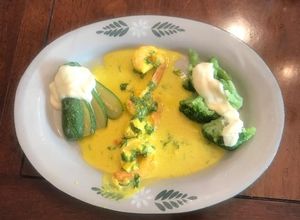 Una foto de Camarones con perejil y azafrán