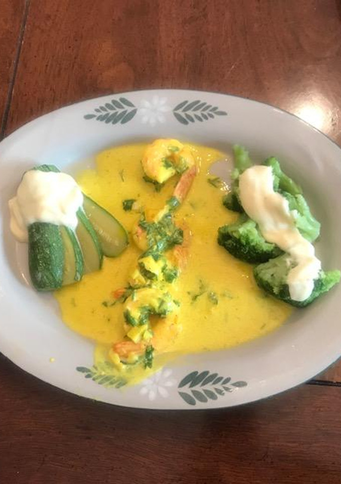 Una foto de Camarones con perejil y azafrán