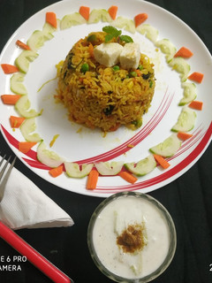 બોમ્બે સ્ટાઈલ તવા પુલાવ વીથ રાયતા(Tava pulav recipe in Gujarati) રેસીપી મુખ્ય ફોટો