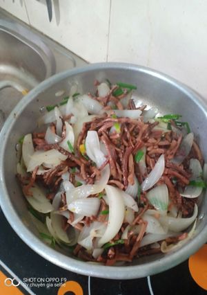 Hình của món Râu mực khô xào hành tây.