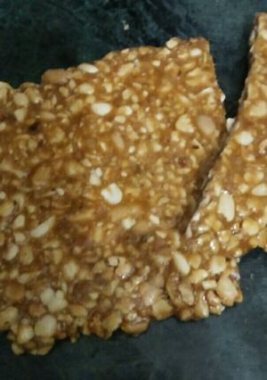 A picture of Gud ki chikki.