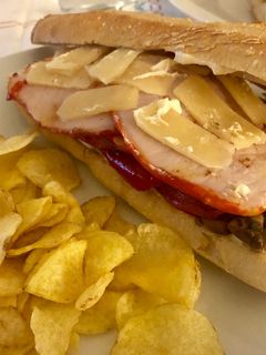 Una foto de Bocadillo de lomo adobado picantito