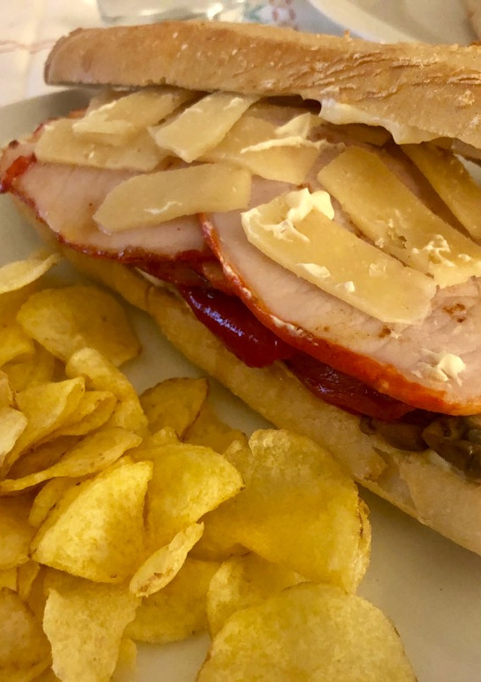 Una foto de Bocadillo de lomo adobado picantito